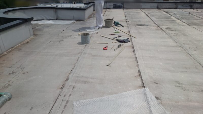 屋根の防水工事と部屋の改築作業中です！